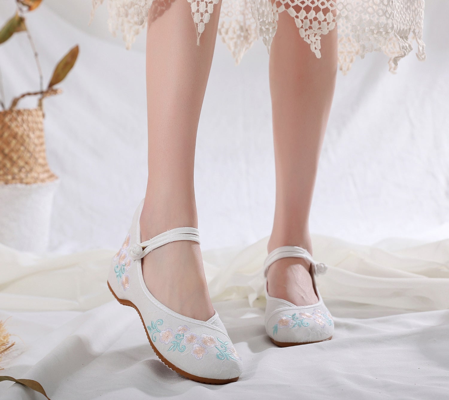 Han Chinese Clothing Versatile Embroidered Cotton And Linen Canvas Shoes