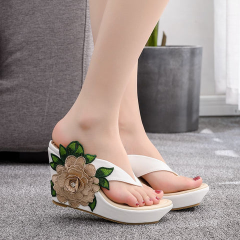 Sandales à plateforme imperméables de grande taille à fleurs brodées