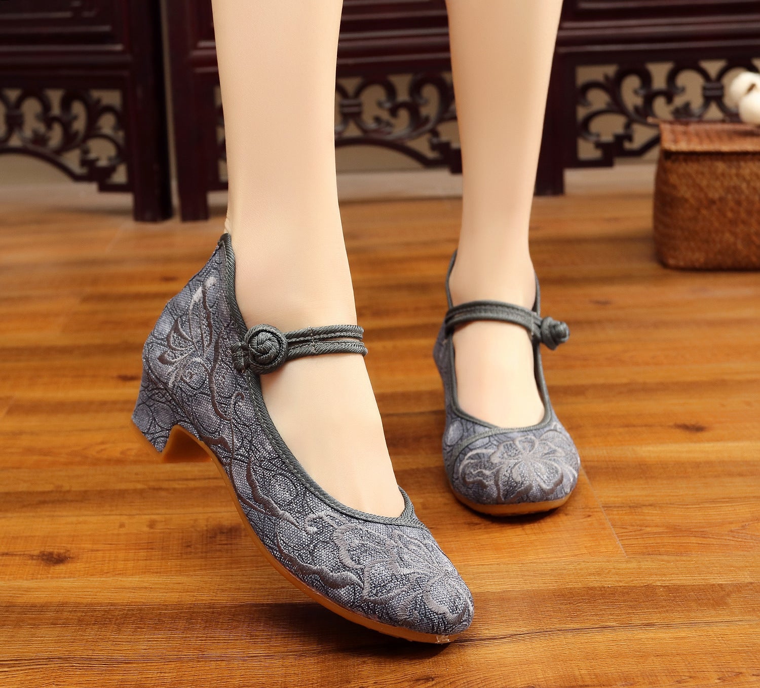 Women's Ripple Chinese Style Improved Clothing Embroidered Canvas Shoes