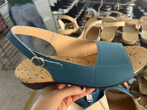Trendige, lässige Damen-Schuhe mit Frühlingsschnalle und klobigen Absätzen