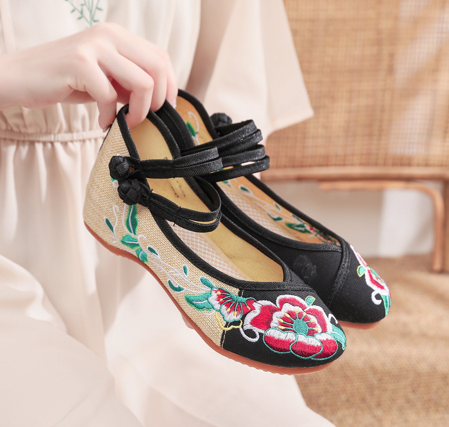 Women's Soft Embroidered Flower Cloth Round Toe Casual Shoes