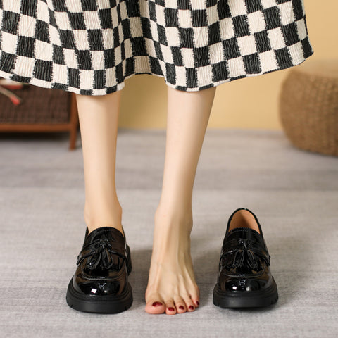 Chaussures en cuir rétro pour femme avec pompon de style preppy verni